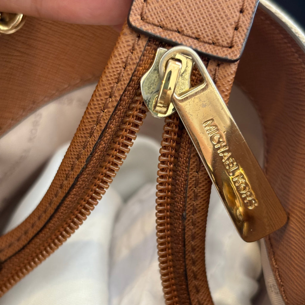 Michael Kors Vanilla Monogram Jet Set Travel Chain Shoulder Tote | Gently Used |